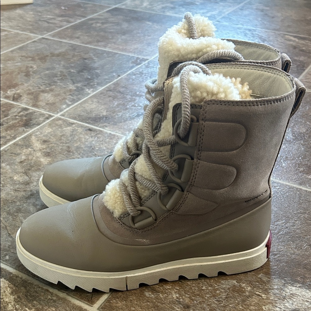 Sorel Women's Waterproof leather Winter Boots with Faux Fur